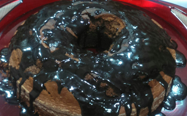 Bolo de chocolate integral com cobertura