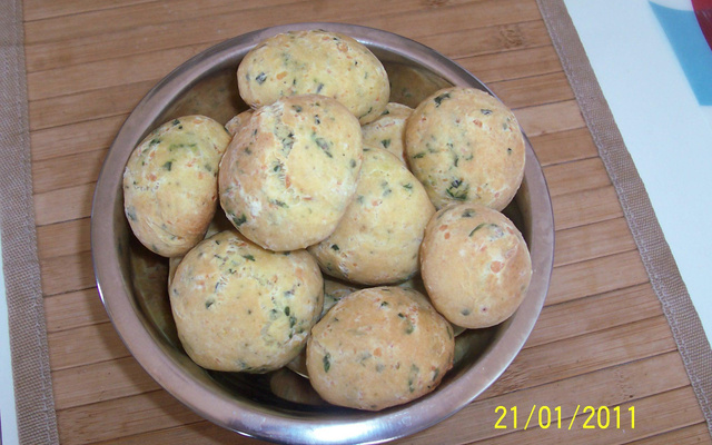 Pãezinhos de ervas e queijo ralado muito fáceis