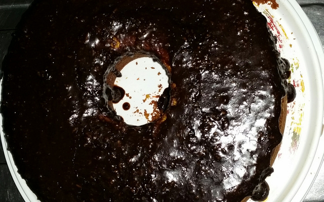 Bolo de cenoura com calda de chocolate
