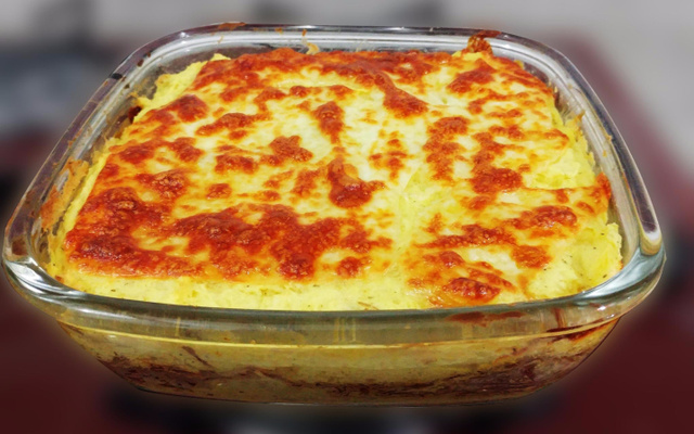 Escondidinho carne seca com ervas finas