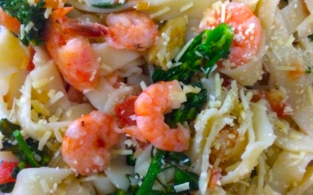 Macarronada com camarão e brócolis