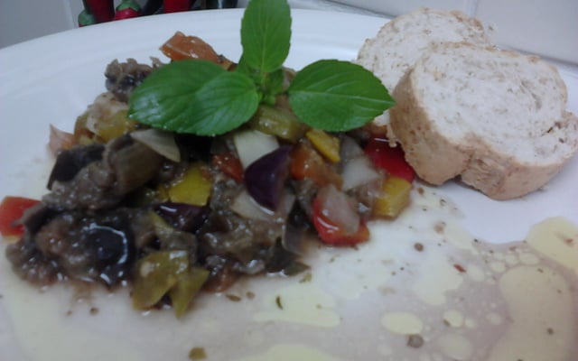 Antepasto delicioso de berinjela