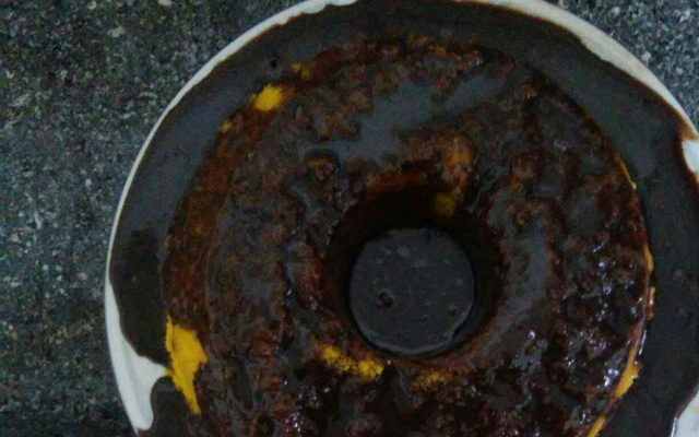 Bolo de cenoura com calda de chocolate de microondas