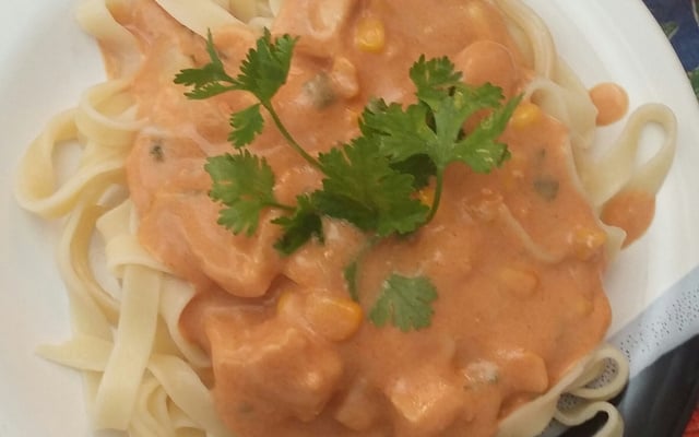 Macarrão com estrogonofe de frango rápido e fácil