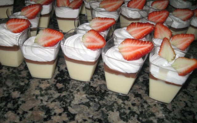 Docinho bicolor de copinho