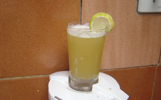 Suco exótico de abacaxi