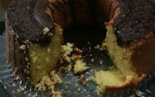 Bolo de bergamota com calda de chocolate