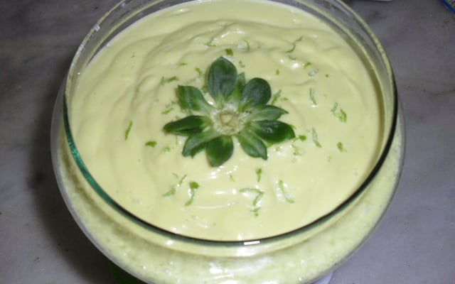Mousse de abacate com limão