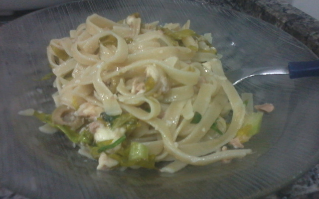 Espaguete alho e óleo com couve e almôndegas