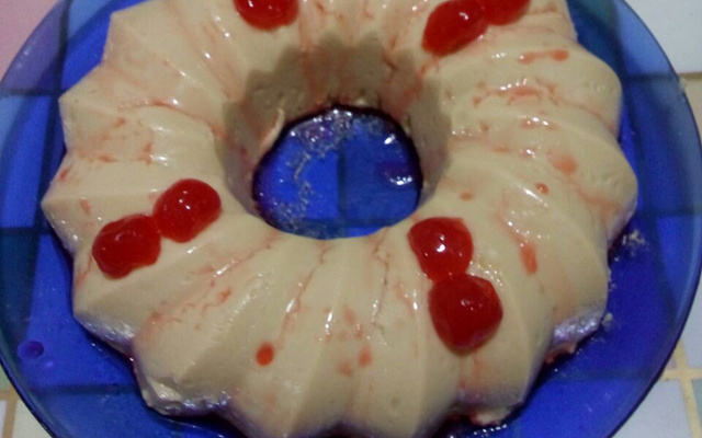Pudim de gelatina de doce de leite