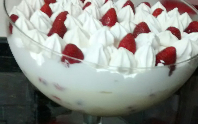 Merengue de morango com suspiro