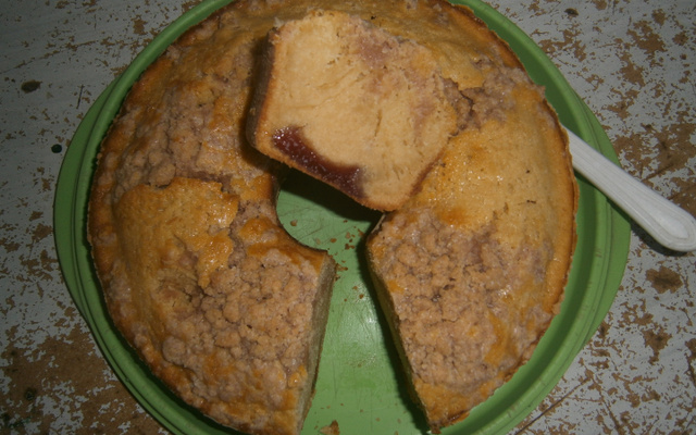 Bolo com recheio de goiabada e cobertura crocante