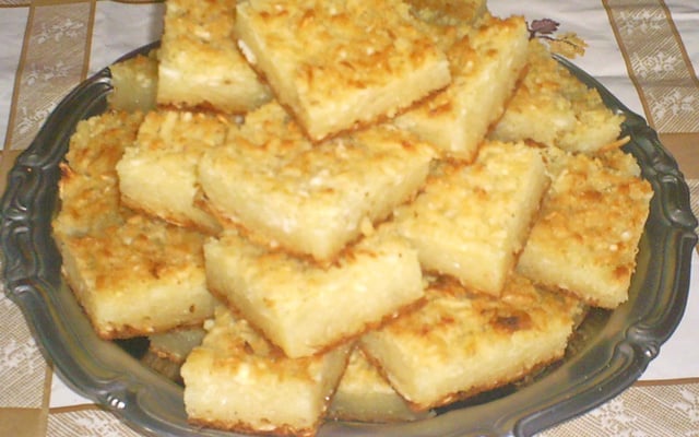 Bolo de mandioca ralada