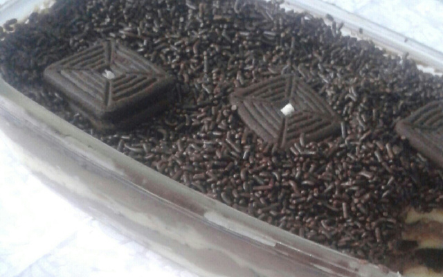 Pavê de bolacha maisena com creme branco e creme preto