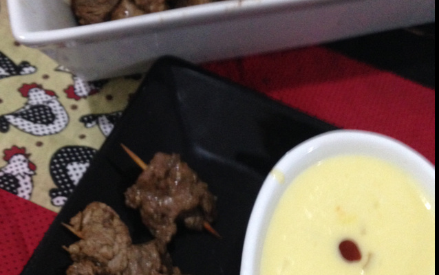 Espetinho de filé mignon ao molho cremoso