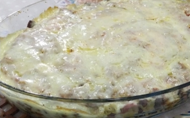 Macarrão de forno com presunto e queijo