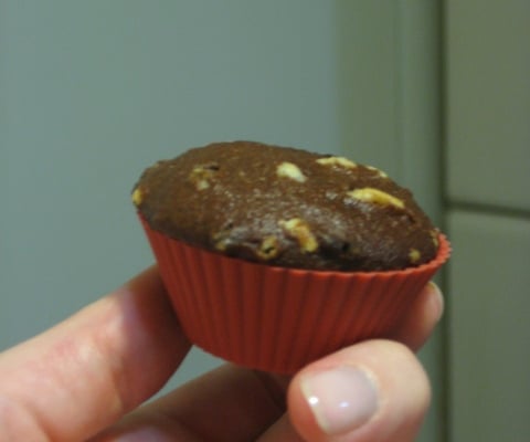Cupcake de chocolate com gotas de chocolate