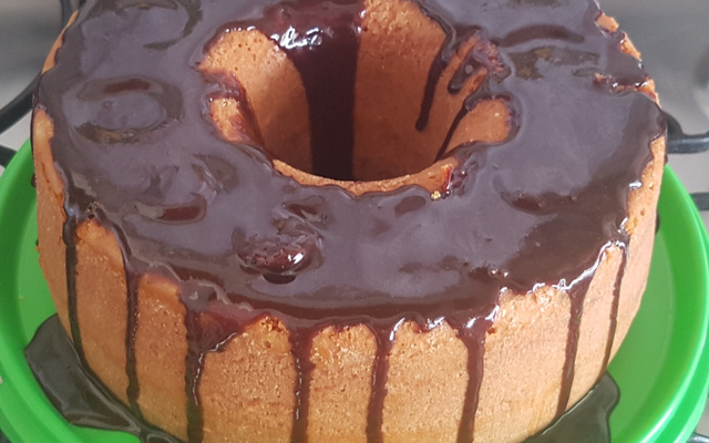 Calda de chocolate fácil para bolo