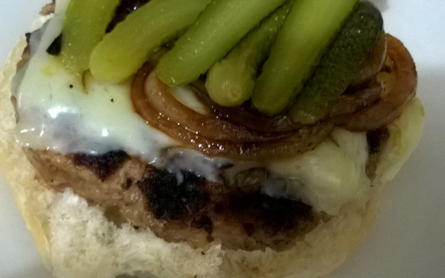 Hambúrguer de costela bovina com cebola caramelizada