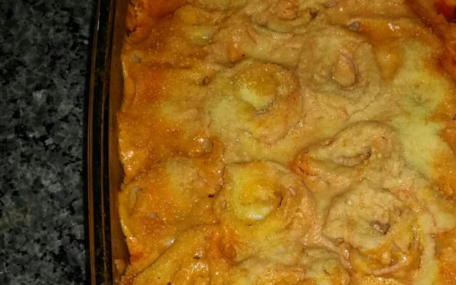 Rondelli de massa de pastel com requeijão, presunto e queijo