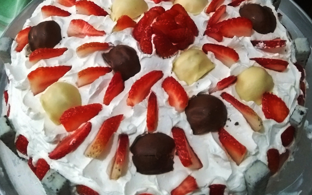 Bolo de chocolate com morangos