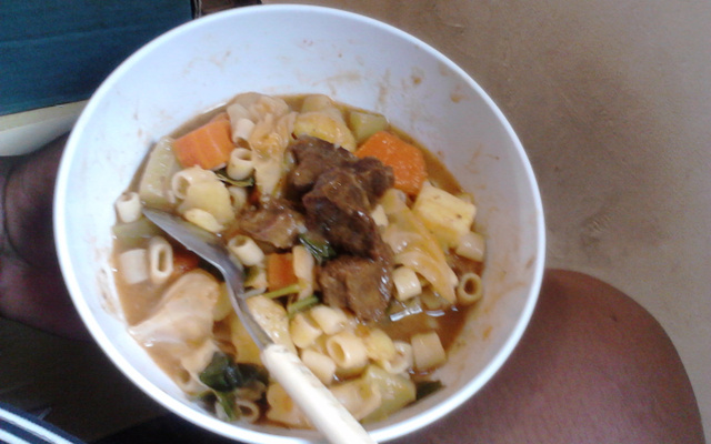 Sopa de macarrão, legumes e carne