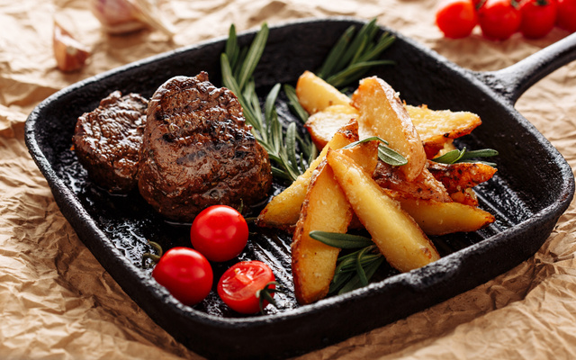 Batatas rústicas com cenoura assada e temperada e carne