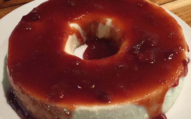 Pudim de queijo com calda de goiabada