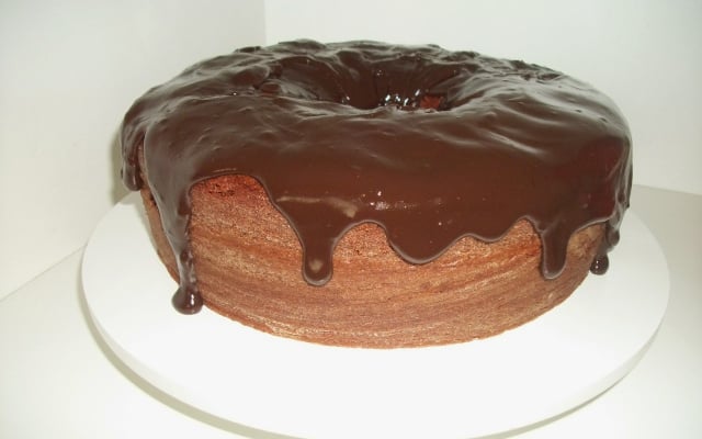 Bolo de chocolate com cobertura