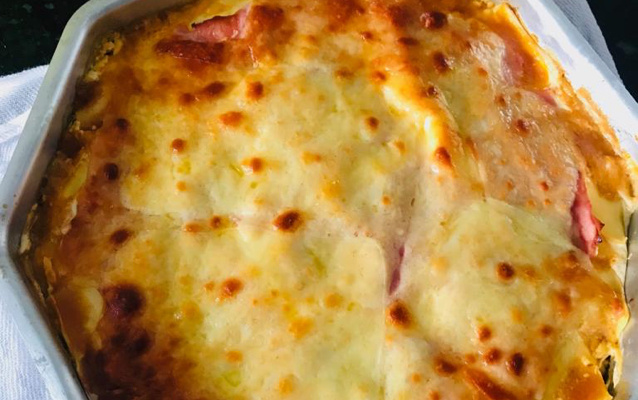 Lasanha com molho branco e bolonhesa