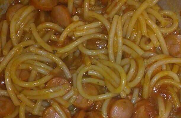 O suculento macarrão com salsicha