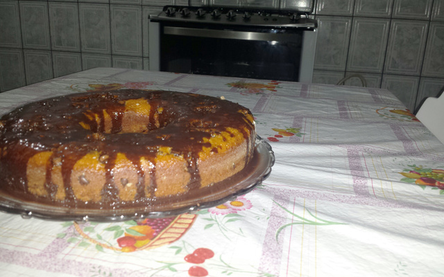 Bolo de cenoura com gotas de chocolate