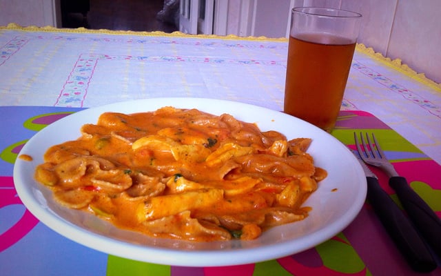 Macarrão com estrogonofe de frango rápido e fácil