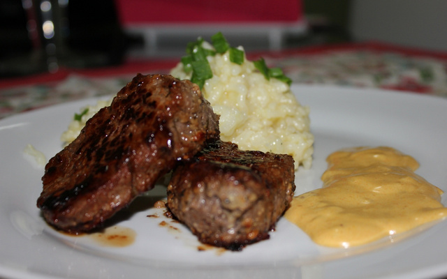 Risoto com filé mignon e pimenta rosa