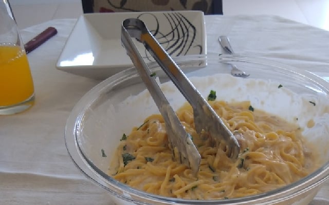 Macarrão fácil à carbonara com molho branco e majericão
