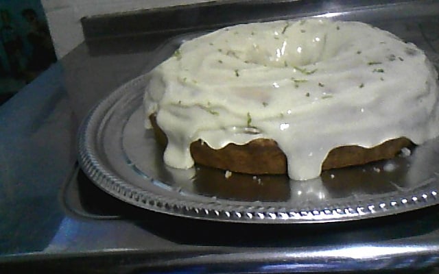 Bolo de limão fácil e delicioso.