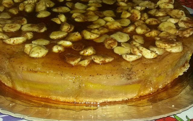 Bolo de banana com calda