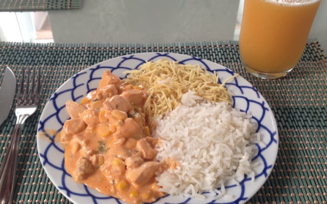 Estrogonofe de frango com milho