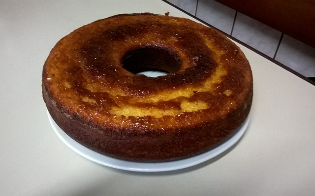Bolo de laranja com cobertura de calda