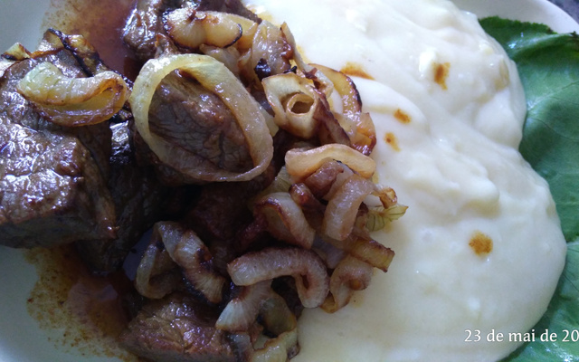 Carne-de-sol com purê de aipim