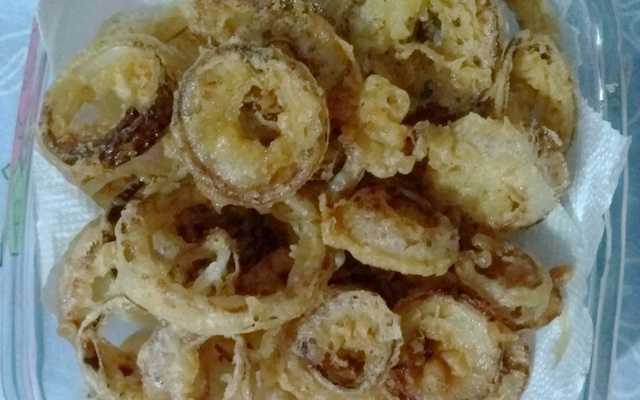 Cebola frita com molho de maionese e pimenta biquinho