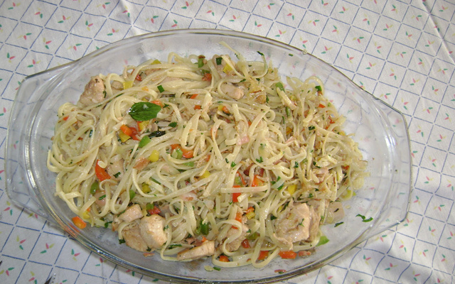 Macarrão alho e óleo com frango