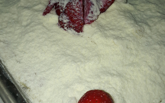 Pavê de leite em pó, morango e doce de leite