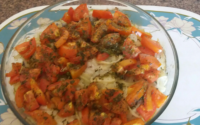Sardinha ao forno com batata, cebola e tomate