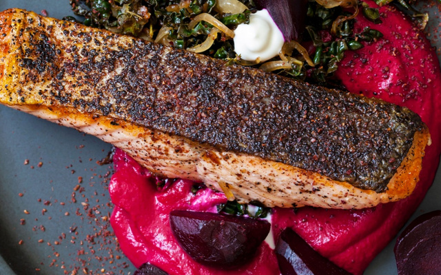 Salmão na airfryer com purê de beterraba