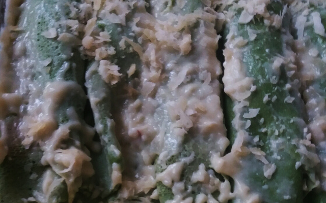 Panqueca de espinafre com frango ao molho quatro queijos