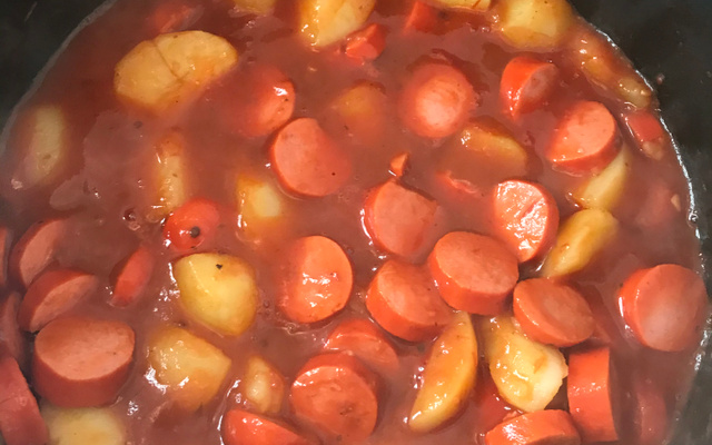 Batata ao molho de salsicha