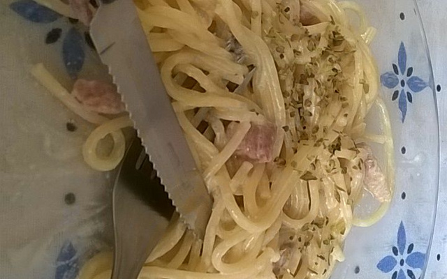 Macarrão com molho branco e bacon