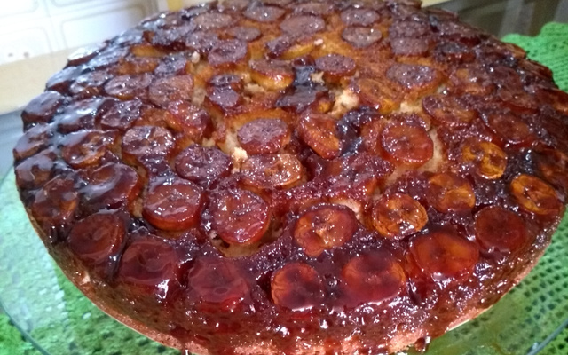 Bolo invertido de banana caramelada de liquidificador