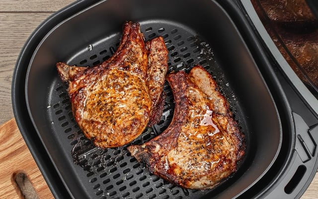 Duas peças de bisteca na airfryer douradinhas e suculentas